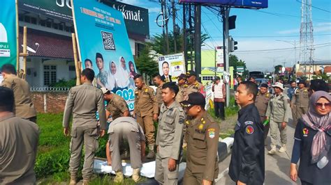 Satpol Pp Dan Bawaslu Majalengka Tertibkan Puluhan Apk Pemilu Yang