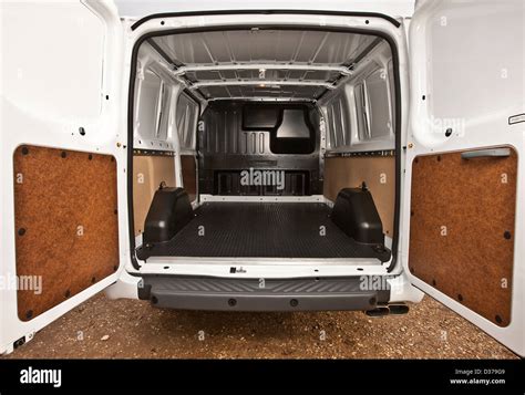 Abra Las Puertas Y El Espacio De Carga En Un Blanco Ford Transit Sport