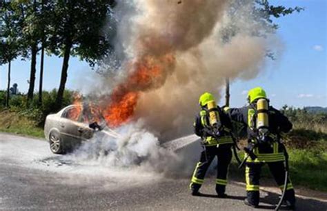 Pkw geht auf Parkplatz in Flammen auf Feuerwehr löscht Vollbrand in