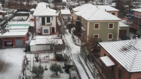 La Neve Imbianca Lentroterra Ligure Nella Notte Primi Deboli Fiocchi