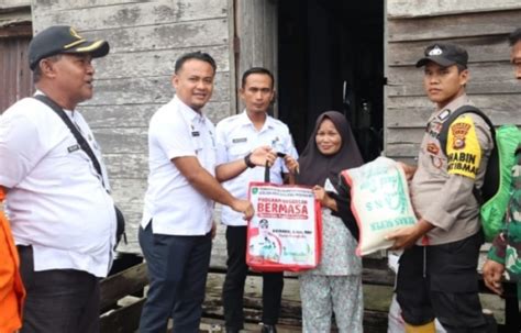 Camat Talang Muandau Berikan Bantuan Kepada Korban Banjir Riau