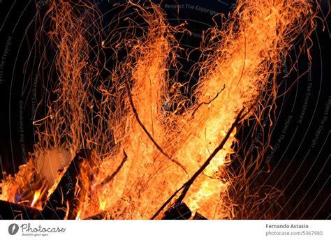 Lagerfeuer Kleines Lagerfeuer Mit Sanften Flammen Neben Einem See