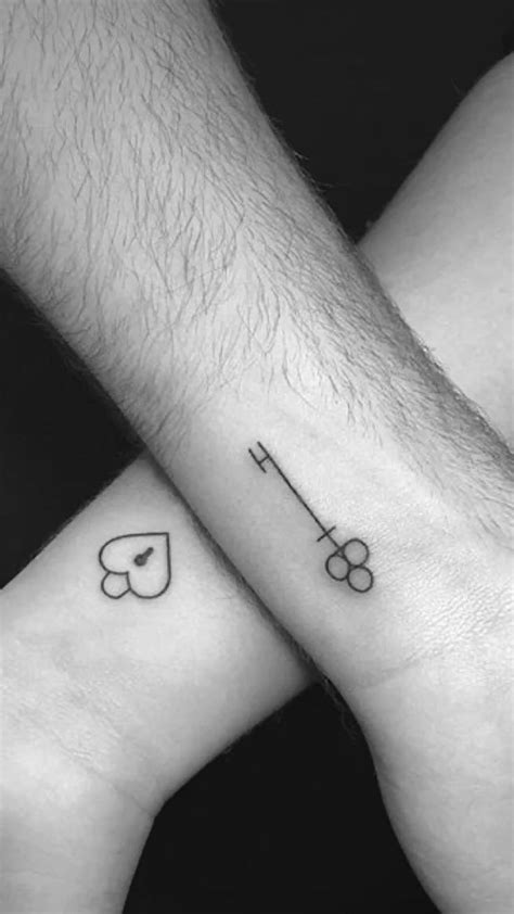 Pin De Black Hole Tattoo Em Pins Criados Por Você Tatuagem De Namorados Tatuagem Casal