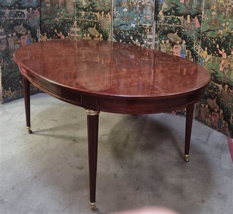 Table ovale de salle à manger de style Louis XVI en acajou