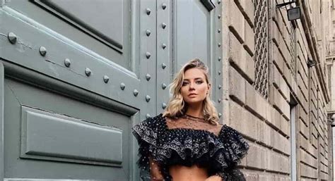 Veronica Ferraro Instagram In Bikini Sul Balcone A Prendere Il Sole