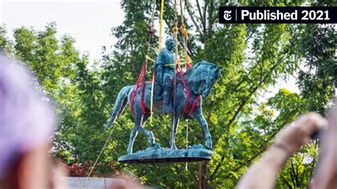 Charlottesville Removes Robert E Lee Statue At Center Of White Nationalist Rally The New York