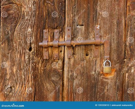 Vieja Puerta De Madera En La Pared De Una Casa Italiana Foto De Archivo