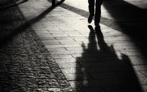 im Schatten Foto & Bild | schatten, monochrome, boden Bilder auf ...