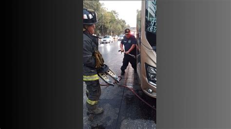 Tlalnepantla Chofer de autobús queda prensado al chocar contra tráiler