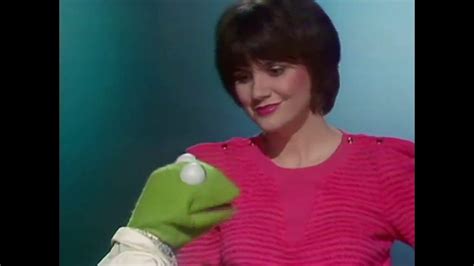 Linda Ronstadt Sings ‘When I Grow Too Old to Dream’ With Kermit The ...