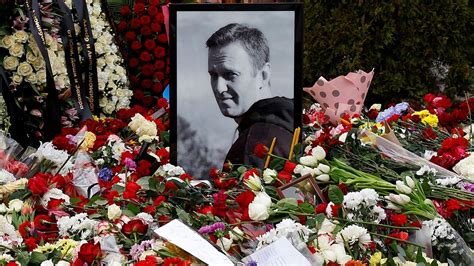 La Mère Dalexei Navalny Dépose Des Fleurs Sur Sa Tombe Un Jour Après