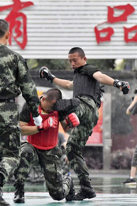 武警龙岩支队机动中队的擒拿搏击训练表演。武警部队的格斗技术武警部队龙岩格斗新浪新闻