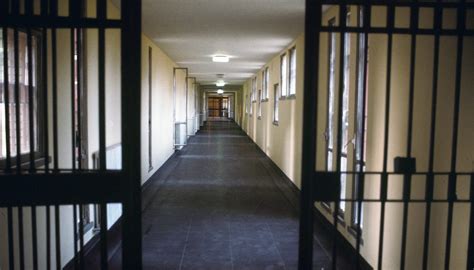 Le Carceri Minorili Sono Sovraffollate Scoppia Una Rivolta Nel