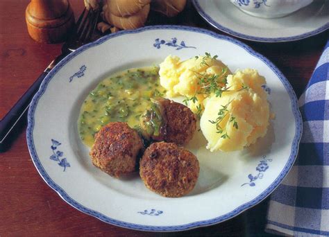 Svampefrikadeller Med Porresauce Altid Bedst P Kogebog Dk