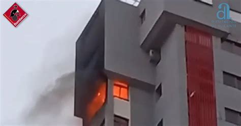 Un Incendi En Una Vivenda Obliga A Desallotjar Als Ve Ns D Un Edifici