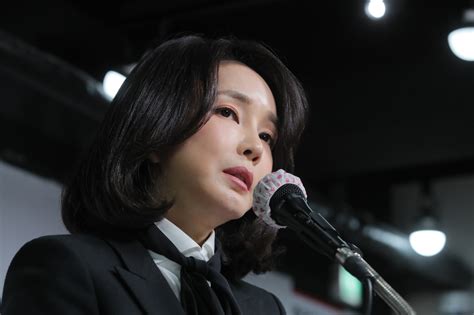 김건희 여사 ‘일괄 무혐의 주가조작 수사에 영향 줄까 시사in