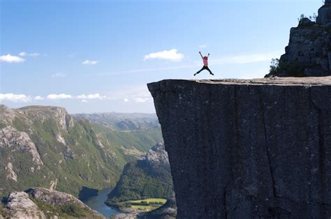 Excursionista Chica Saltando Sobre Preikestolen Preikestolen Famoso