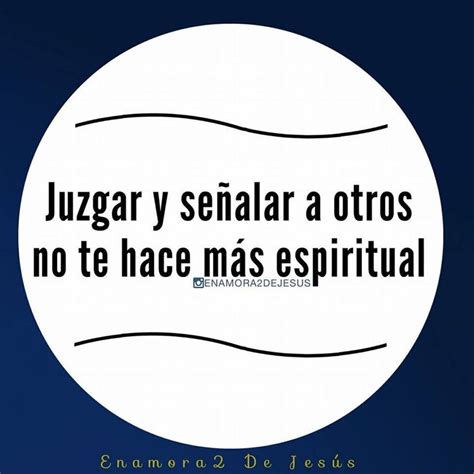 A White Circle With The Words Jugar Y Senalar A Otros No Te Hace Mas