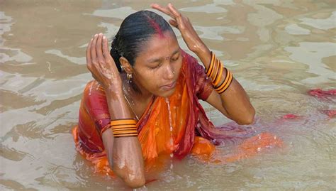 Indian Women Bathing In Ganga Must See