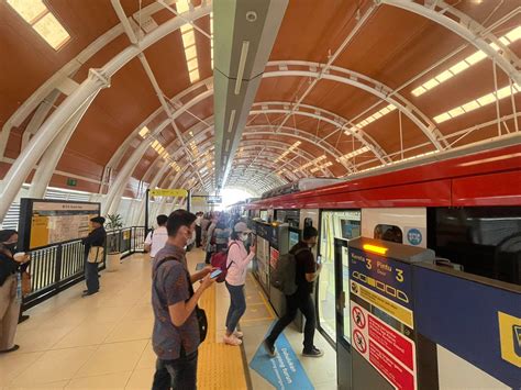 Resmi Beroperasi Penumpang Naik Lrt Jabodebek Hingga Hari Ke