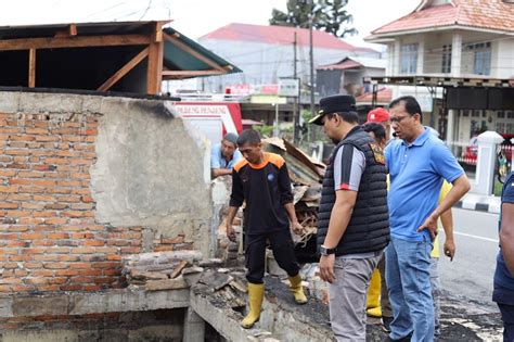 Pj Wako ASN Dan Warga Goro Bersihan Puing Kebakaran Di Gumala