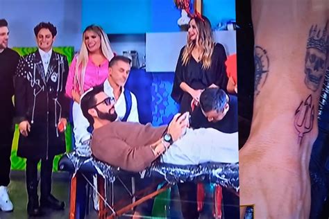 Poncho Sergio Nicola y Wendy se tatúan en vivo el tridente del Team