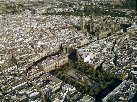 Vista Aérea De La Ciudad De Sevilla Con La Catedral Y La Giralda La