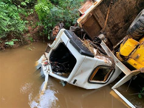 Motorista fica gravemente ferido após caminhão cair em rio às margens