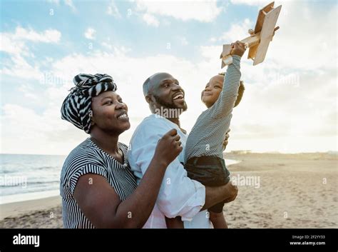 Gl Ckliche Afrikanische Familie Mit Spa Am Strand Im Sommer Urlaub