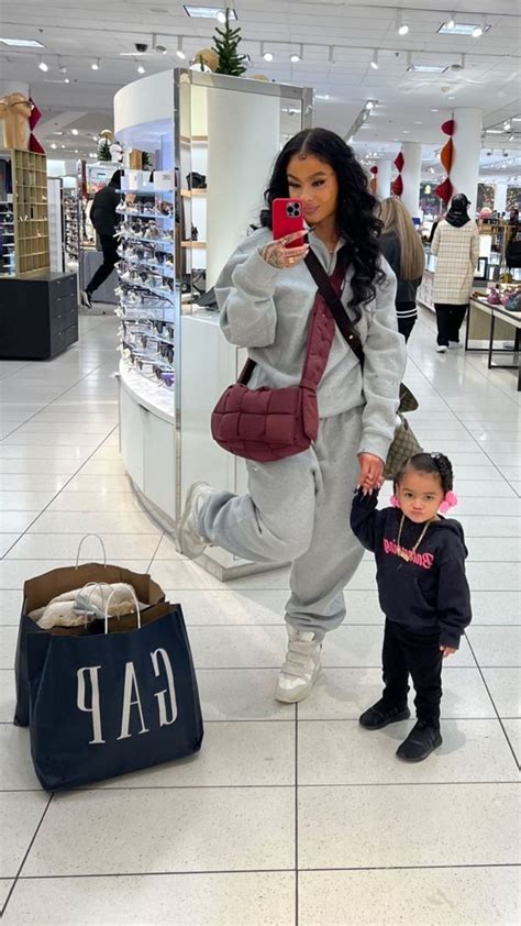 Pin By ℛ On 𝙡𝙤𝙫𝙚 𝙞𝙨 𝙞𝙣 𝙩𝙝𝙚 𝙖𝙞𝙧 Mommy Daughter Pictures Mommy And