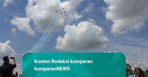 Foto Antusias Warga Tonton Aksi Jupiter Aerobatic Team Tni Au Di