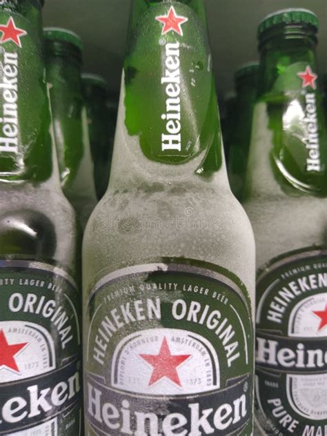 Cerveja Heineken Gelada Imagem De Stock Editorial Imagem De Frasco