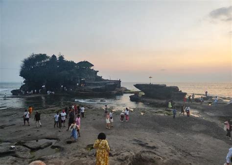 Dua Juta Wisatawan Kunjungi Dtw Tanah Lot Sepanjang Tahun Per