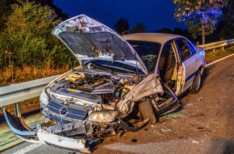 Unfall Im Kreis Karlsruhe Autofahrerin F Hrt Schlangenlinie Und Prallt