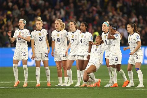 ＜女子w杯決勝トーナメント1回戦 スウェーデン・米国＞pk戦で敗れ、現実が信じられないような表情を浮かべるfwラピノー（左端）ら米国代表