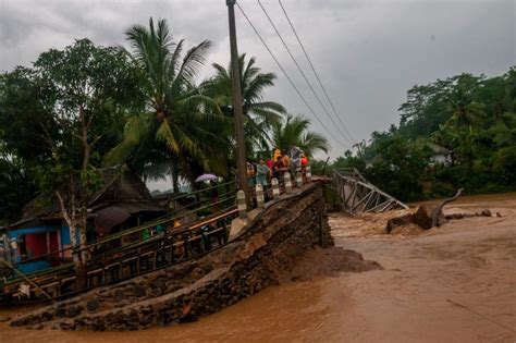 Ratusan Rumah Di Lebak Rusak Berat Akibat Banjir Dan Longsor