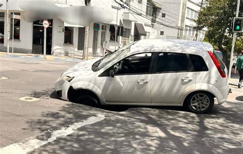 Carro Cai Em Cratera Ap S Chuva No Centro De Caxias Do Sul Petrus News