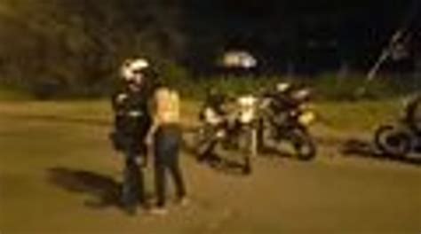 En Video Mujer Agrede A Agentes De Trnsito En Tulu V Deo Dailymotion