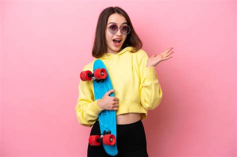 Jovem Mulher Ucraniana Isolada Em Fundo Rosa Um Skate E Fazendo