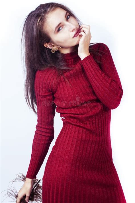 Jovencita Brunette Dama Moda Chica Vestida De Rojo Con El Concepto De Feather Elegante People