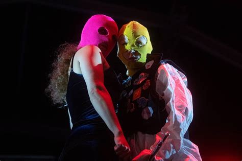 Pussy Riot Electriza Barcelona Con Un Espect Culo Reivindicativo En La Merc