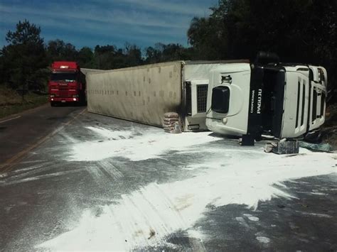 G Caminh O Carregado Frango Congelado Tomba Em Rodovia Do Pr