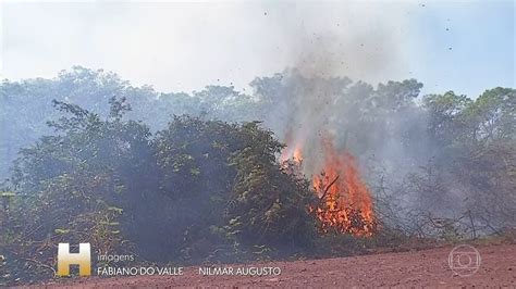 Seca no Pantanal dificulta combate a incêndio e aviões e helicópteros