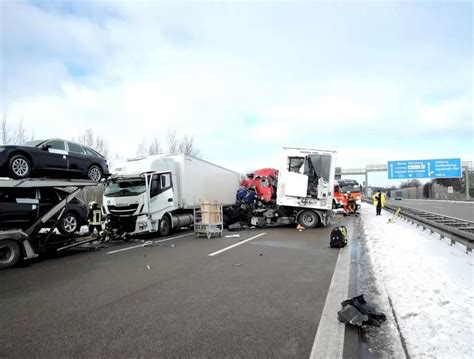 VIDEO Șofer român profesionist implicat într un grav accident cu 4