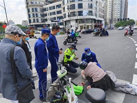 杭州大爷街头摔倒鲜血直流，这些人第一时间冲了过去财经头条