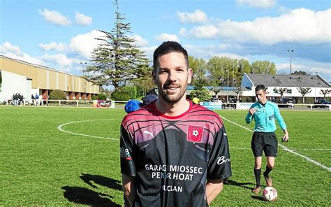 Anthony Rosec Joueur De Lus Pont Meur Guimiliau Inscrit Le But De La