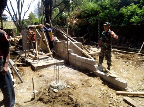 Budayakan Gotong Royong Babinsa Koramil Pudak Bantu Warga Bangun Rumah