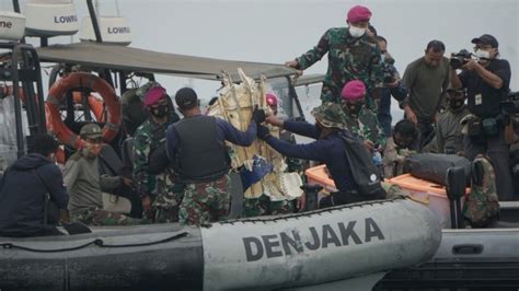 Marinir Temukan Diduga Roda Dan Serpihan Badan Pesawat Sriwijaya Air