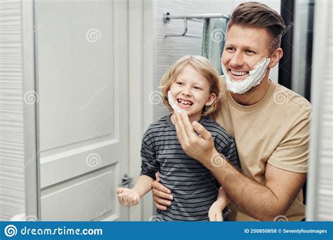 Feliz Pai E Filho Se Barbeando Foto De Stock Imagem De Aprenda Barba