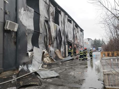 Incendiu Puternic La Un Depozit Din Voluntari Pompierii Intervin Cu 16